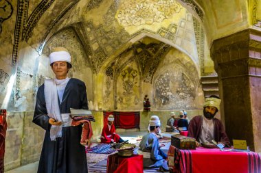 Shiraz Vakil banyo evi ile geleneksel Ortaçağ Fars kostümler giymiş kuklalar