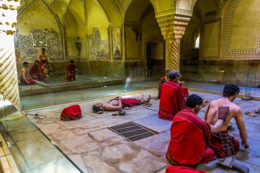 Shiraz Vakil banyo evi ile geleneksel Ortaçağ Fars kostümler giymiş kuklalar