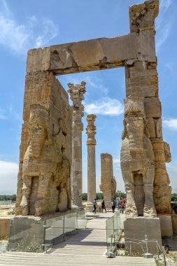 Sütunlar ve iki Lamassu ile tüm ülkelerin Persepolis ören Apadana kapısı kalıntıları