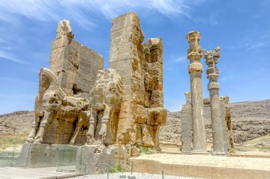 Sütunlar ve iki Lamassu ile tüm ülkelerin Persepolis ören Apadana kapısı kalıntıları