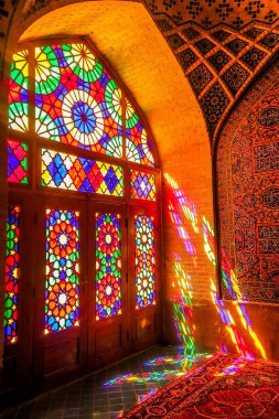 Shiraz Nasır el-mülk pembe cami ünlü renkli kemerli yay pencere