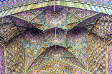 Tavan Muqarna Ahoopay petek sarkıt atlama Shiraz Nasır el-mülk pembe cami sarı ve mavi çini süsleme