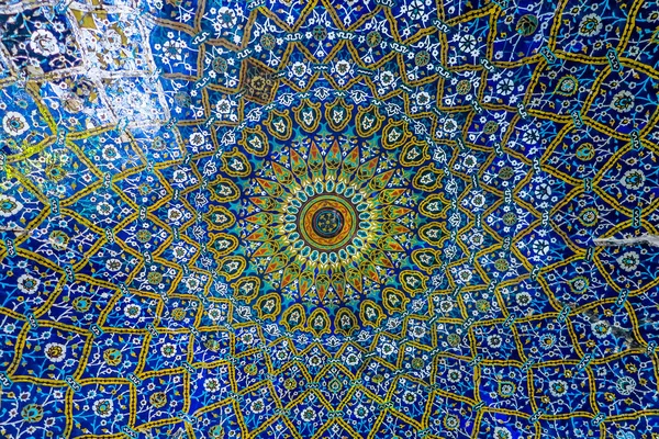 シラーズ日時 モスク青黄色白タイル飾り天井 — ストック写真