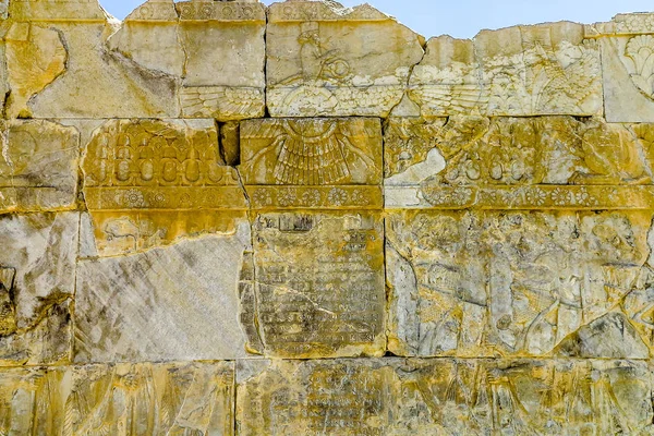 波斯波利斯历史遗址雕刻的琐罗亚斯德教符号和波斯楔形文字铭文 — 图库照片
