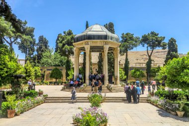 Tolga han Pavilion insanlarla Türbesi Shiraz ağaçlar ve bitkiler çiçek