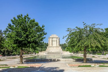 Ferdowsi Frontal View Point iki ağaç ve havuzu Tus Türbesi