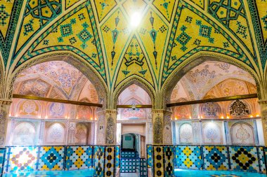 Kaşan Sultan Amir Ahmad tarihi hamamın iç sarı ile fayans tavan