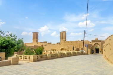 Yezd Old Town sokak iki Badgir Windcatcher ve mavi gökyüzü arka plan ile