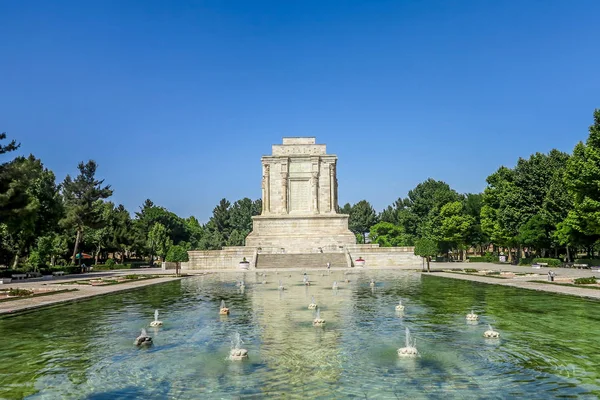 Tus Graf Van Ferdowsi Frontale Uitkijkpunt Met Fonteinen Zwembad — Stockfoto