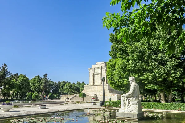 Tus Grab Von Ferdowsi Seitenaussichtspunkt Mit Statue Auf Teich — Stockfoto