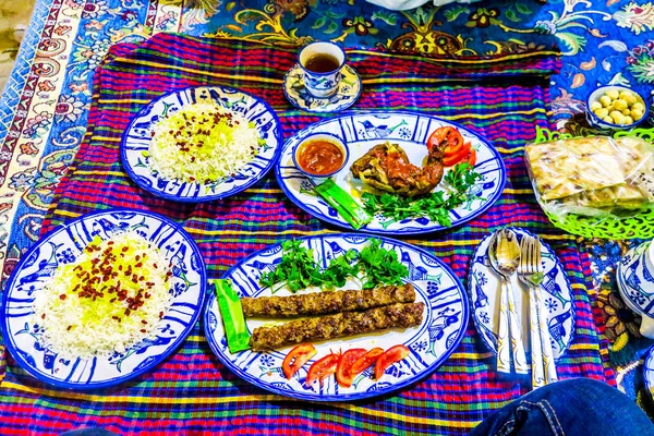 伊朗牛肉羊肉库比德配米餐具和茶在毯子上 — 图库照片