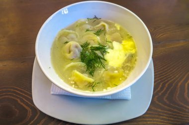 Kırgızistan mantı Dumpling çorbası ekşi krema bir kase ile