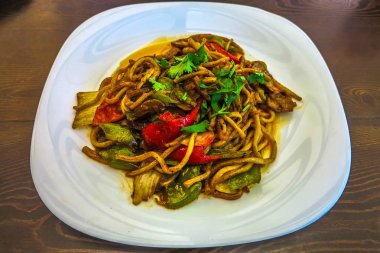 Kırgızistan kızarmış baharatlı Lagman ile kırmızı biber ve sebze erişte