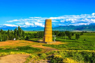 Arka plan, Kırgız Alatoo dağ silsilesi ile gün batımında Tokmok Chuy Vadisi Burana kulesi Minare