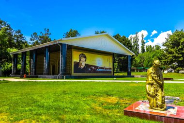 Cholpon Ata Rukh Ordo Kültür Merkezi Cengiz Aytmatov Evi Müzesi Asankaygy heykeli ile