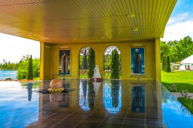 Cholpon Ata Rukh Ordo Kültür Merkezi Shore Pavilion ve heykel View Point