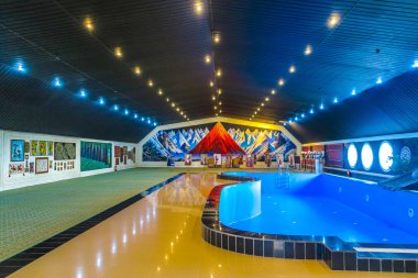 Cholpon Ata Rukh Ordo Kültür Merkezi iç Yüzme havuzlu salon ve Resim Sergisi