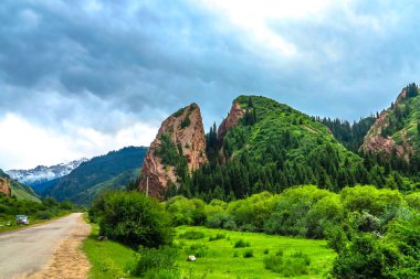 Jeti Oğuz Resort yatay, kırık kalp Rock Terskey Ala çok dağ araba yolu izlemek