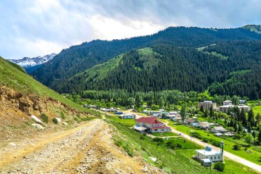 Jeti Oğuz Resort manzara ile orman Terskey Ala çok dağ aralığı araba yol parça Kırgız Köyü