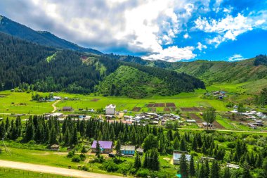 Jeti Oğuz Resort manzara ile orman Terskey Ala çok dağ aralığı araba yol parça Kırgız Köyü