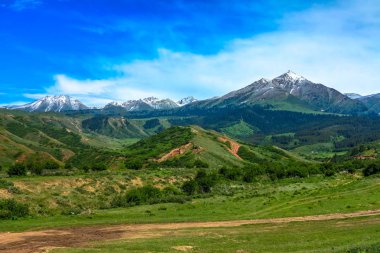 Jeti Oğuz Resort manzara orman Terskey Ala ile de dağ araba yolu izlemek