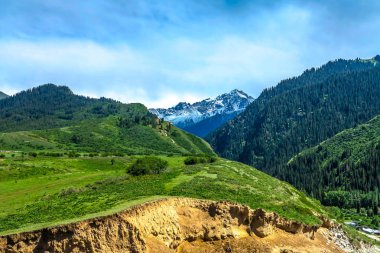 Jeti Oğuz Resort manzara orman Terskey Ala ile de dağ araba yolu izlemek