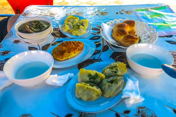 Kirghizistan Cucina Tradizionale Varietà Piatti Diversi Tavola — Foto Stock