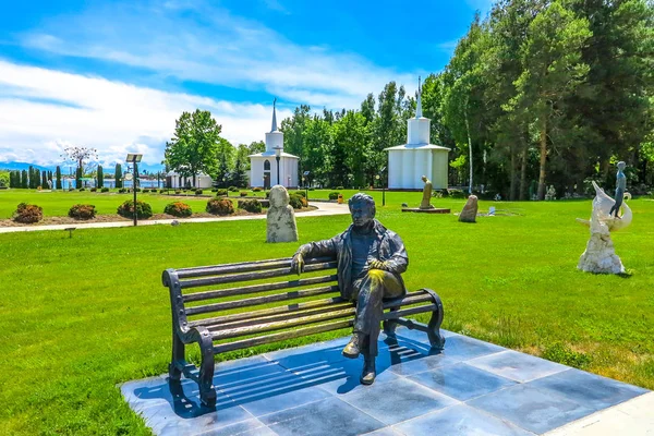 乔尔邦 阿塔鲁赫奥多文化中心著名的钦吉兹 艾特马托夫坐在板凳青铜纪念碑上 — 图库照片