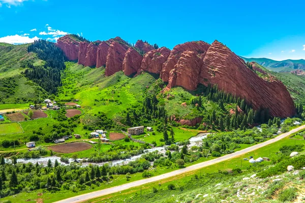 Jeti Oğuz Resort yatay, yedi Bulls kaya oluşumu ve Terskey Ala çok dağ aralığı