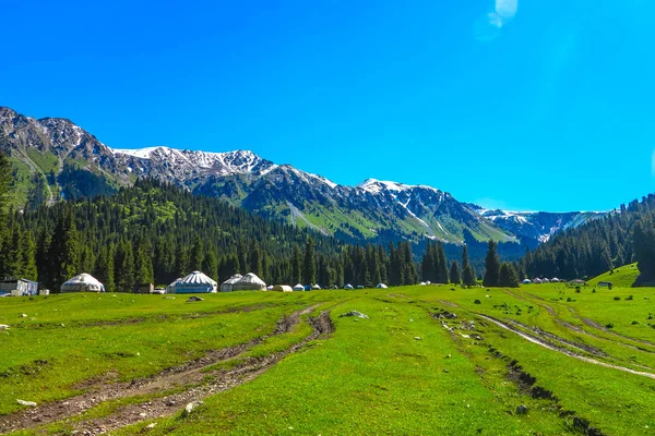 Karakol Gorge Resort manzara kar ile şapkalı Terskey Ala çok dağ Yurt kampı