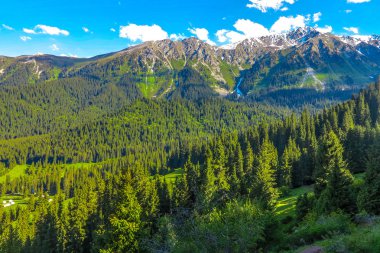 Karakol Gorge Resort manzara kar ile şapkalı Terskey Ala çok dağ Yurt kampı