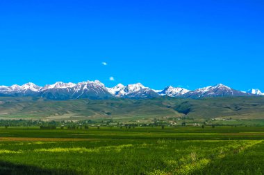 Karakol Gorge Resort manzara kar ile şapkalı Terskey Ala çok dağ aralığı Vadisi