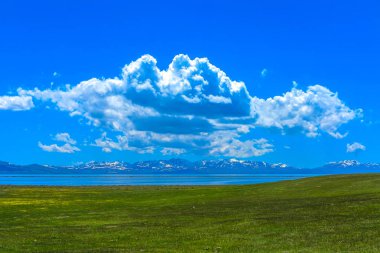 Şarkı Kul Lake View Point kar ile şapkalı Moldo çok dağlar manzara