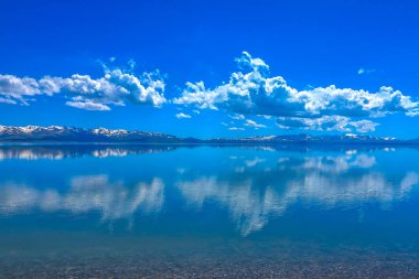 Şarkı Kul Lake View Point kar ile şapkalı Moldo çok dağlar manzara