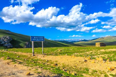Şarkı Kul Gölü kar maskeli Moldo çok dağ tepe View Point peyzaj yol işaret