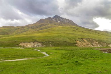 Tash Rabat Kervansaray yatay, At Bashy de şapkalı kar dağ ve nehir