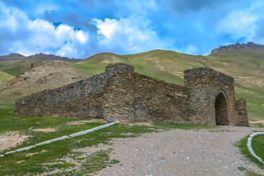 Tash Rabat Kervansaray yerleşim kalıntıları antik tüccarlar için gezginler ve karavanlar ile portre manzara