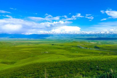 Suusamyr da kar dağ aralığı çim arazi Valley manzara ve Bişkek View Point anayola şapkalı