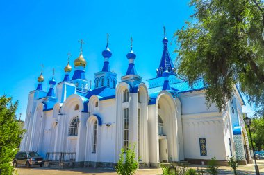 Bişkek kutsal diriliş Rus Ortodoks katedrali mavi renkli çatı ile yedi altın haç