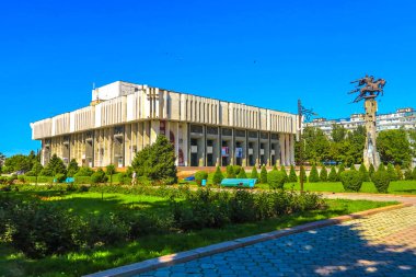 Bişkek Kırgız devlet Filarmoni salonu Ulusal kahramanı Manas heykeli ile Toktogul Satylganov adlı