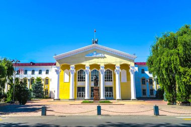 Bişkek Kırgız Ulusal Devlet Üniversitesi Jusup Balasagyn heykeli ile