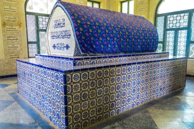 Kaşgar Hacib Yusuf Khass Balasaguni mezar tabut Uygur Arap harfleri ile