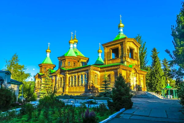 Karakol Heilige Drievuldigheid Houten Architectuur Russische Orthodoxe Kathedraal Bij Zonsondergang — Stockfoto