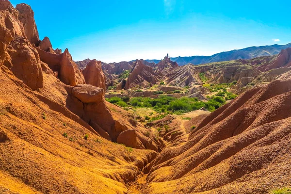 Gün batımında Tosor peri masalı Ukrayna Kanyon kırmızı turuncu renkli kaya oluşumu manzara