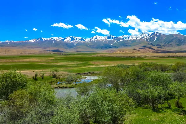 Paisaje Del Valle Kochkor Chuy Con Tierra Hierba Fluvial Cordillera — Foto de Stock
