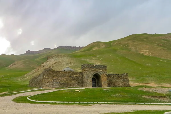 Tash Rabat Kervansaray yerleşim kalıntıları antik tüccarlar için gezginler ve karavanlar manzara ile