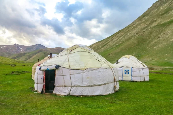 Tash Rabat Kervansaray geleneksel beyaz renkli Kırgız Yurt kampı süsleme ve peyzaj
