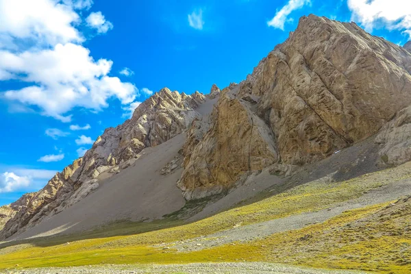 Tash Rabat Kervansaray yatay, Bashy, Şapkalı kar çok dağ aralığı