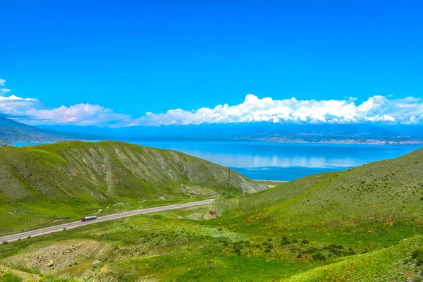 Toktogul Embalse Lago Paisaje Con Nieve Capsulada Suusamyr Demasiado Cordillera — Foto de Stock