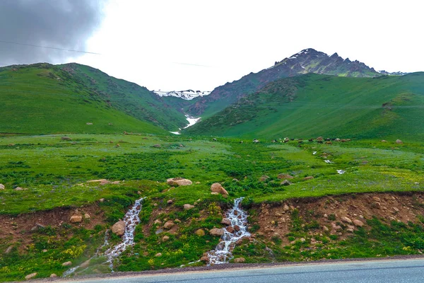 Suusamyr Śnieg Zbyt Ograniczona Mountain Range Krajobraz Punktu Widzenia Dwóch — Zdjęcie stockowe